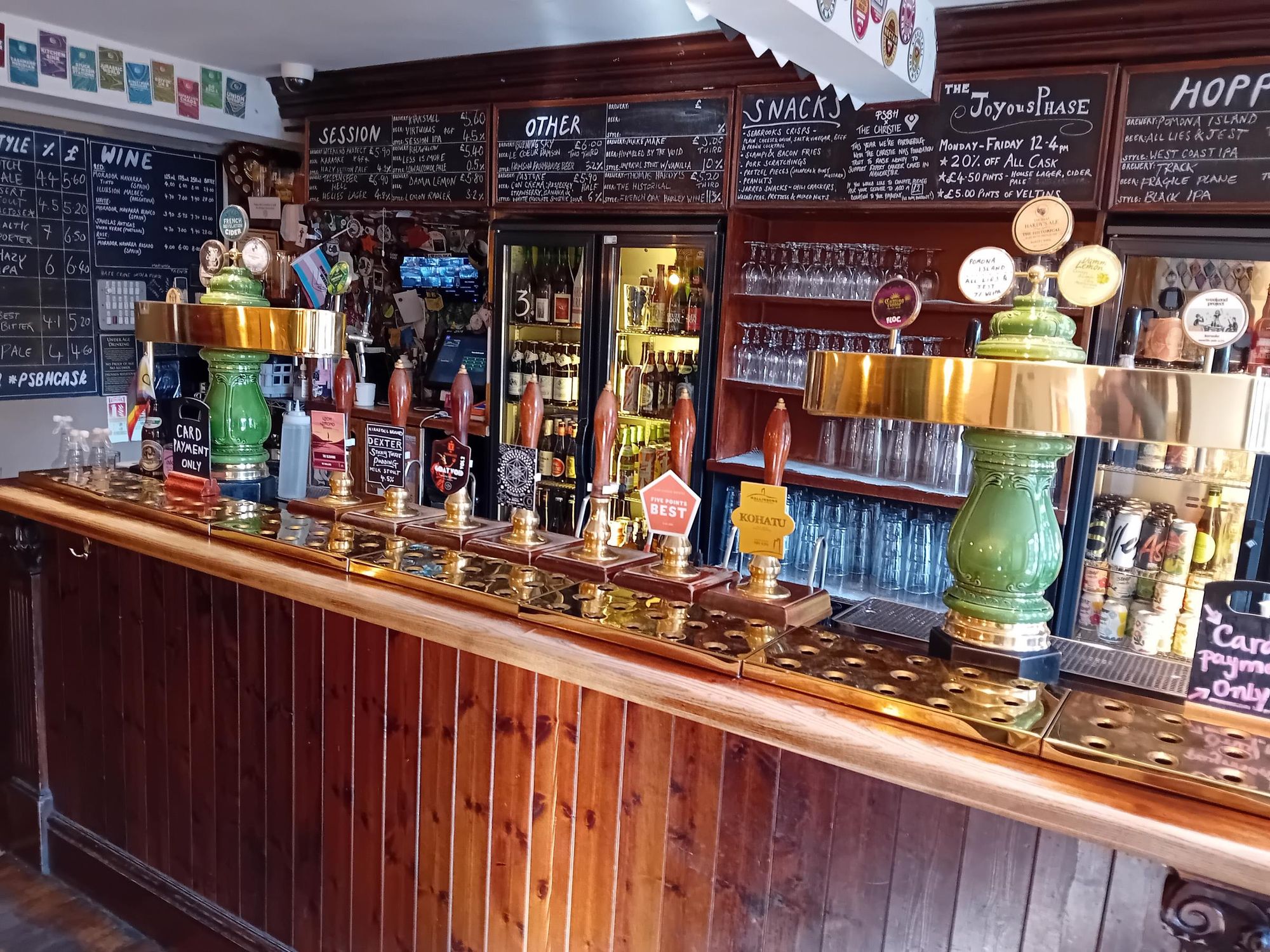 Bar showing 7 handpulls. (Bar). Published on 28-01-2026