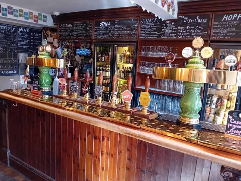 Bar showing 7 handpulls. (Bar). Published on 28-01-2026 