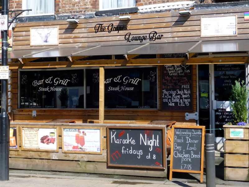 Northenden - Grapes Lounge Bar 2017. (Pub, External, Key). Published on 01-08-2017