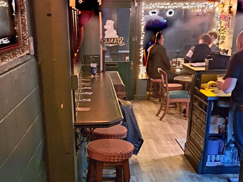 Stockport - Stanleys interior 2023 12 08. (Bar). Published on 22-12-2023