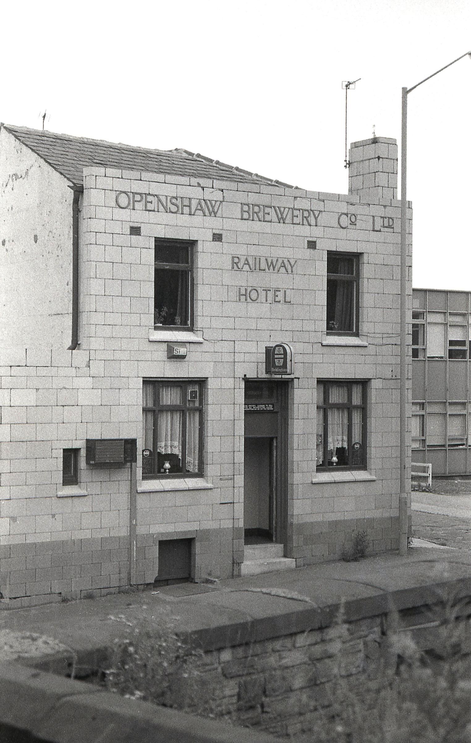 Gorton - Railway Hotel 1990. (Pub, External). Published on 01-01-2025
