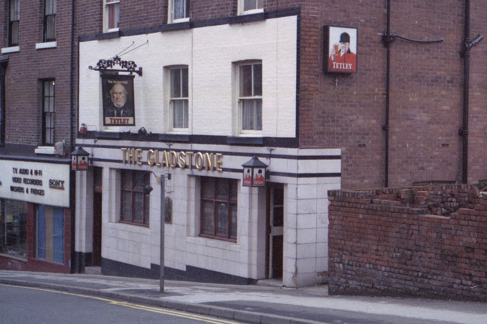 Stockport - Gladstone 1988. (Pub, External). Published on 08-01-2025