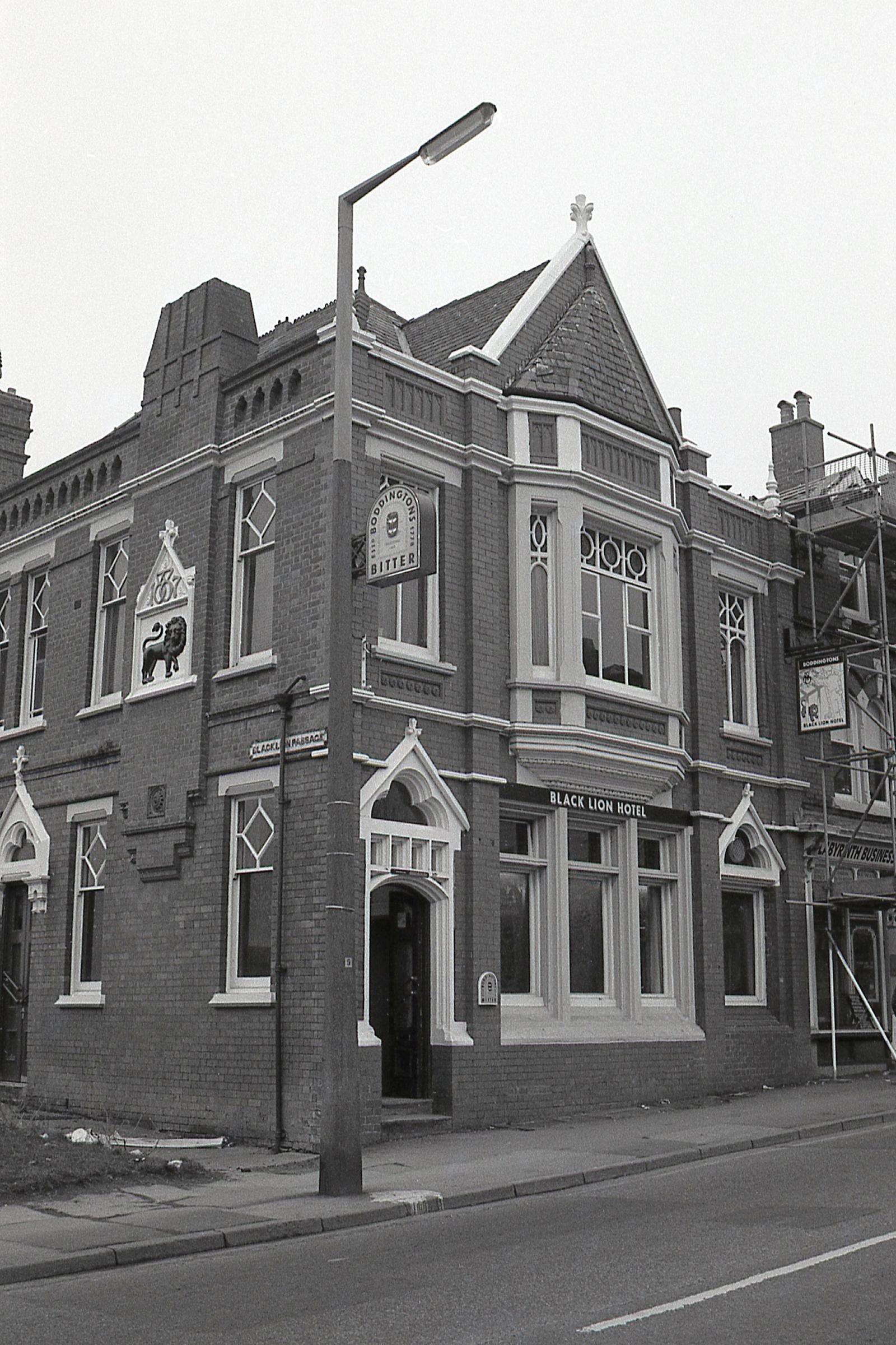 Stockport - Black Lion 1990. (Pub, External, Key). Published on 08-01-2025