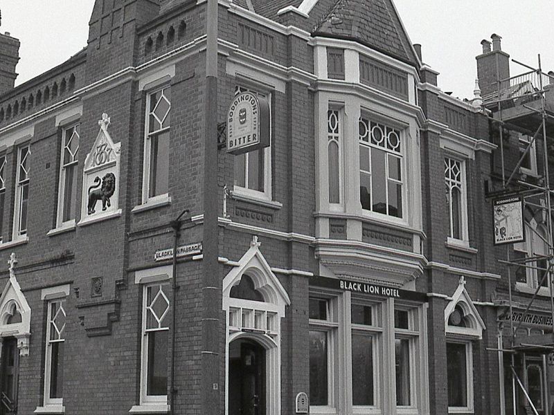 Stockport - Black Lion 1990. (Pub, External, Key). Published on 08-01-2025