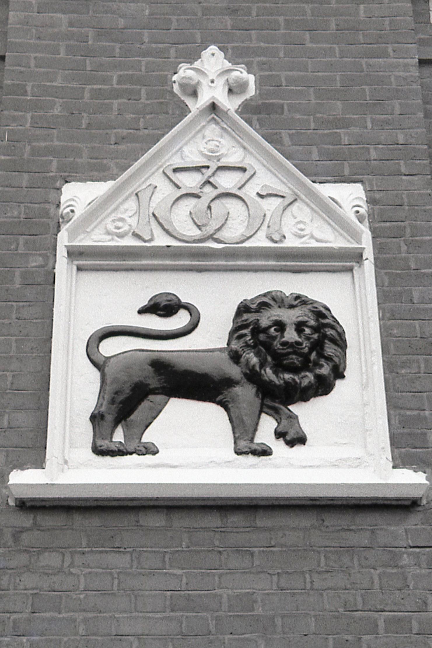 Stockport - Black Lion lion detail 1990. (Pub, External, Sign). Published on 08-01-2025