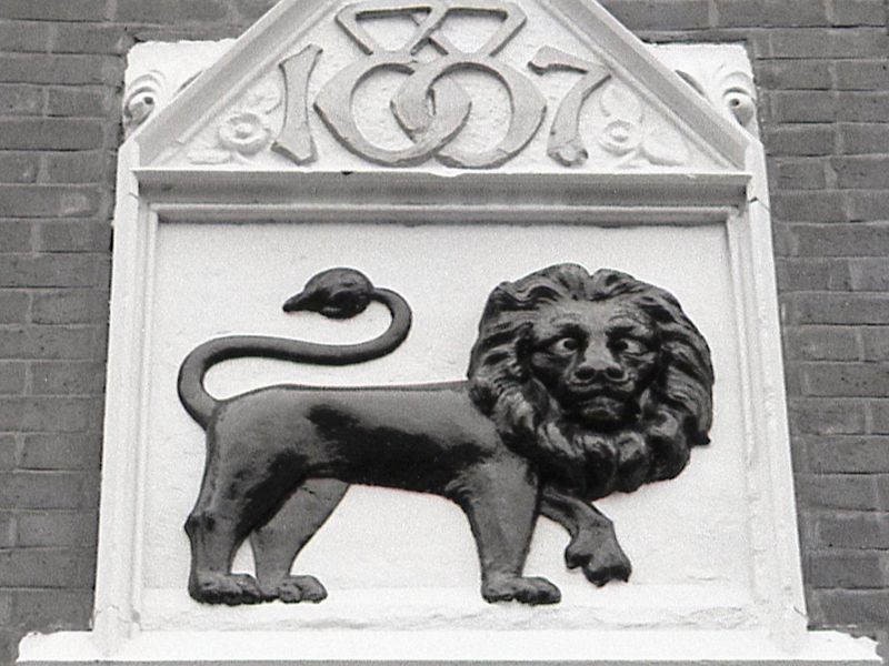 Stockport - Black Lion lion detail 1990. (Pub, External, Sign). Published on 08-01-2025