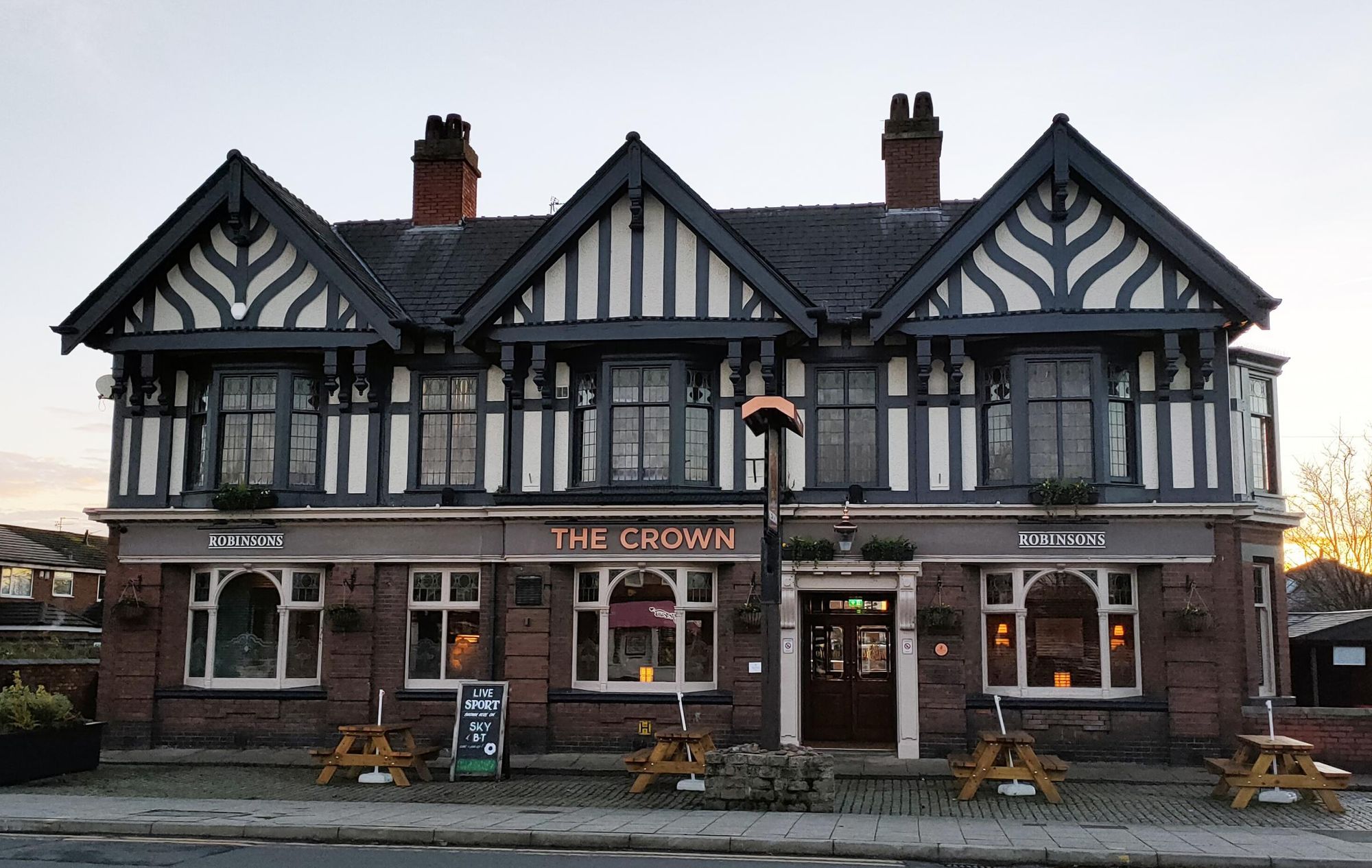 Great Moor - Crown 2021 12 02. (Pub, External, Key). Published on 05-12-2021