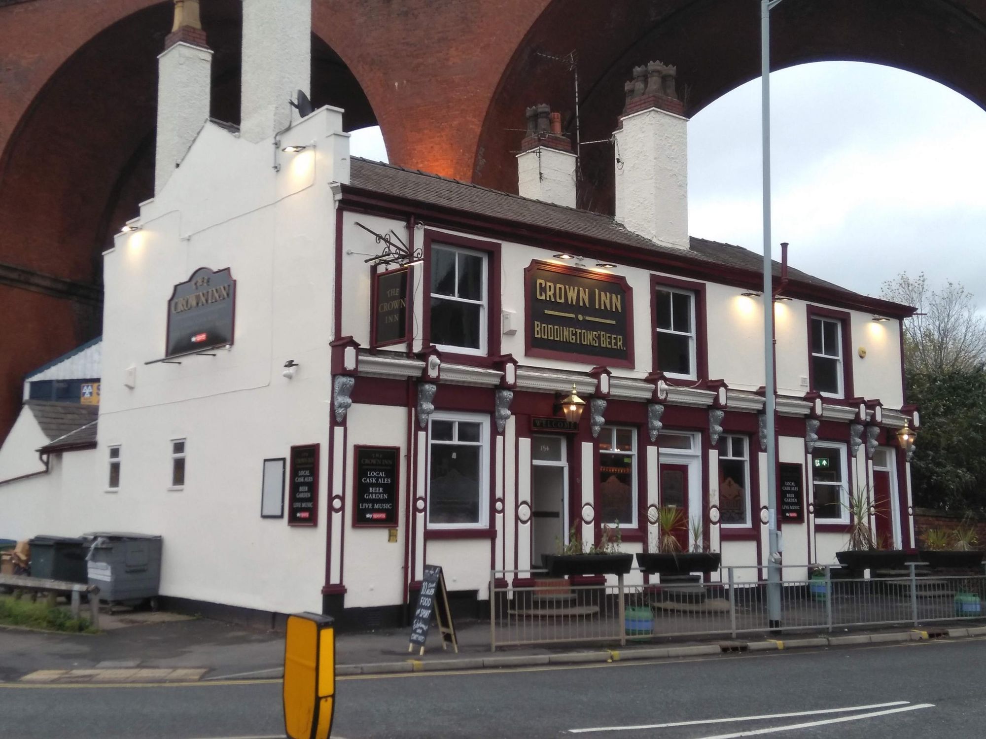 Stockport - Crown Inn 2021 11 12. (Pub, External, Key). Published on 13-11-2021