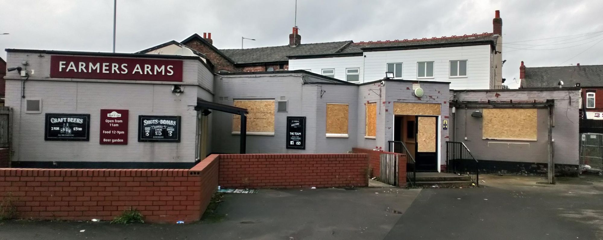 Cheadle Heath - Farmers Arms closed and boarded 2020-12-14. (Pub, External). Published on 23-12-2020