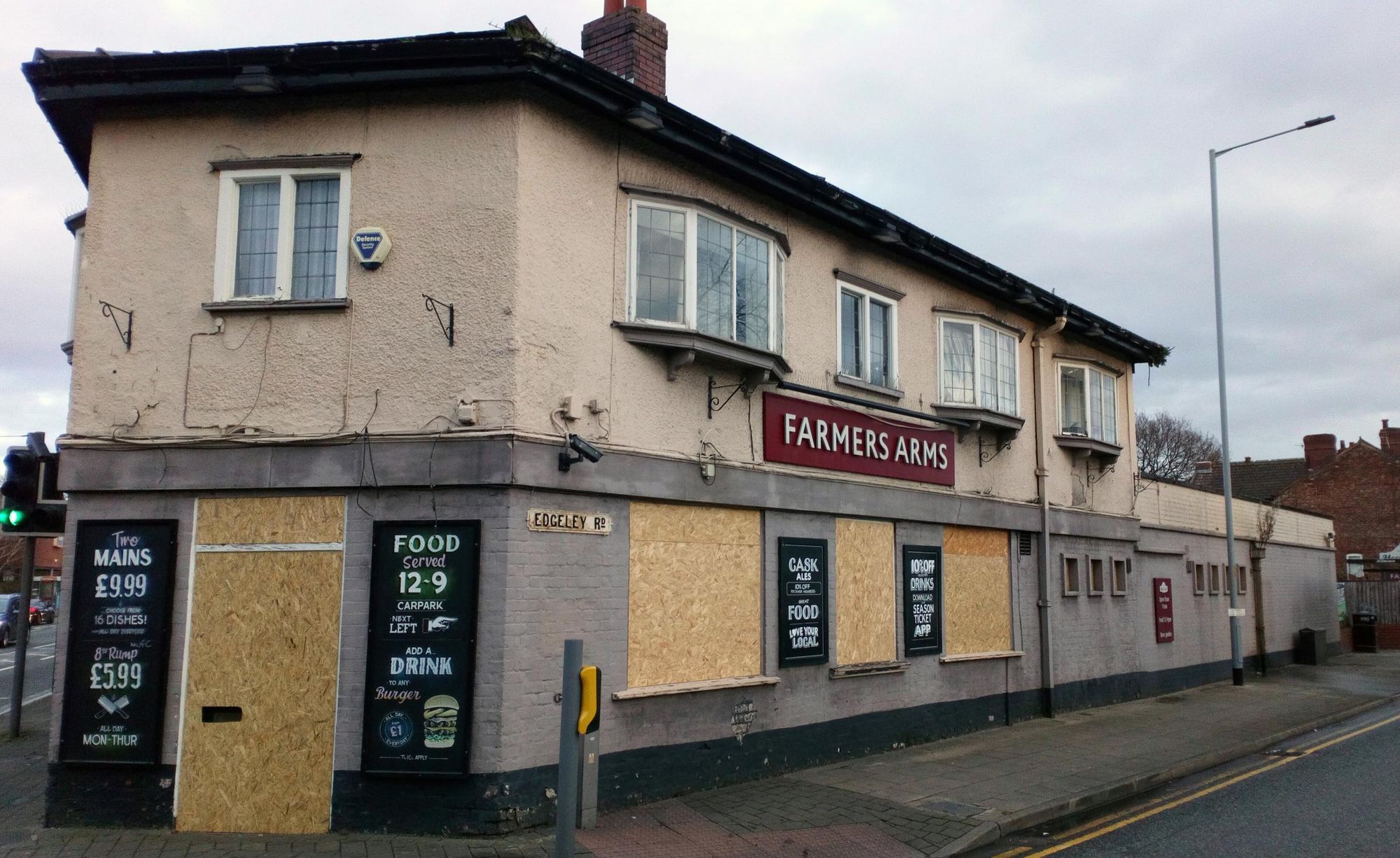 Cheadle Heath - Farmers Arms closed and boarded 2020-12-14. (Pub, External). Published on 23-12-2020