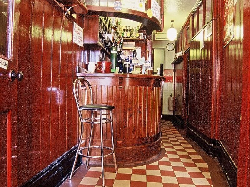 Circus Tavern bar and corridor - Manchester. (Pub, Bar). Published on 25-06-2003 