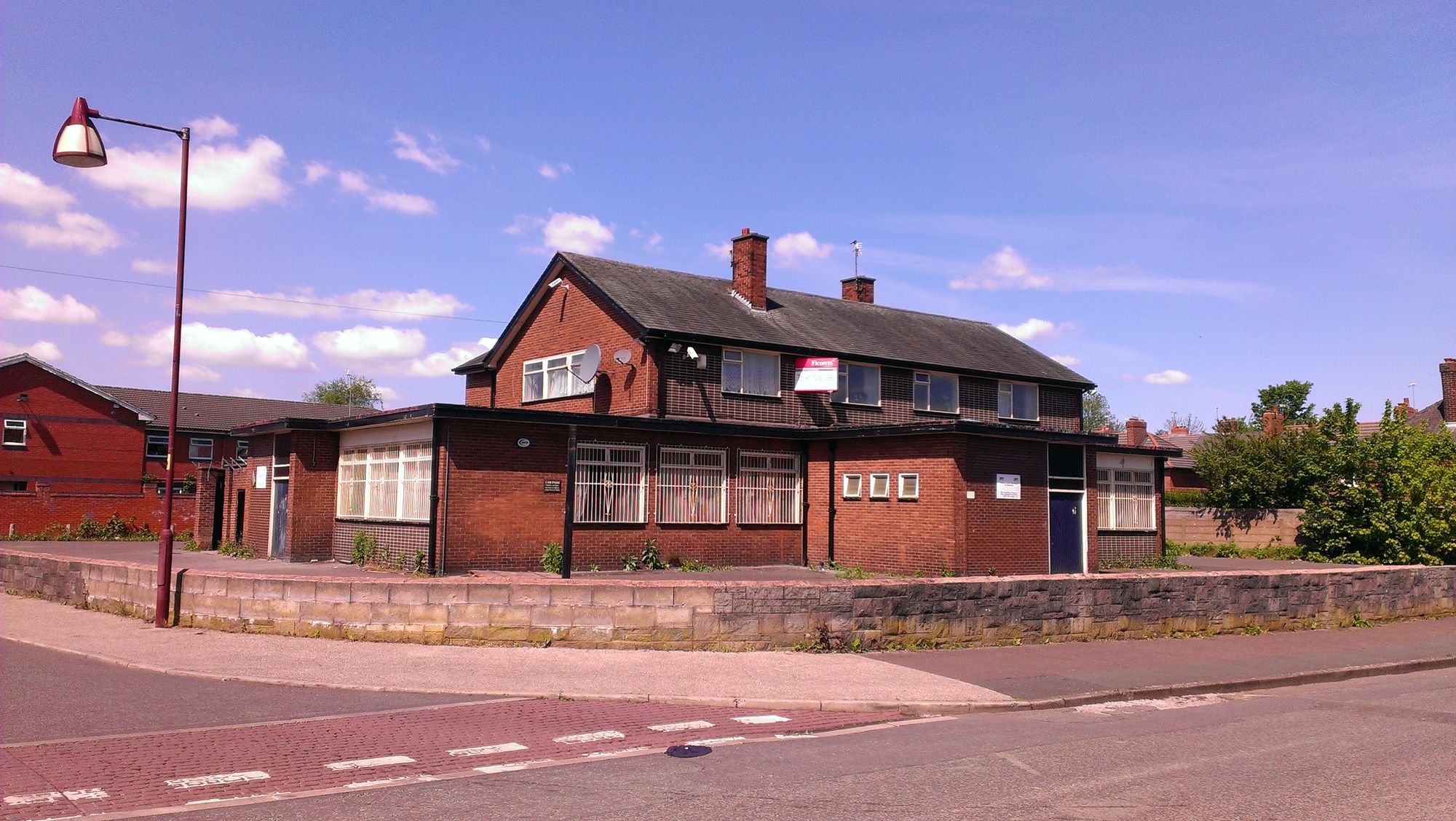 Garratt closed and for sale - Longsight. (Pub, External). Published on 25-05-2013