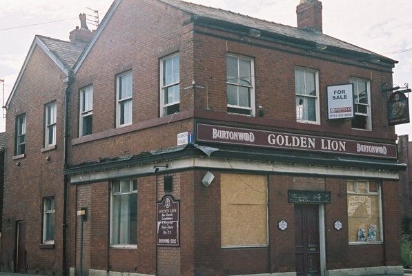 Golden Lion closed - Stockport. (Pub, External, Key). Published on 19-08-2006