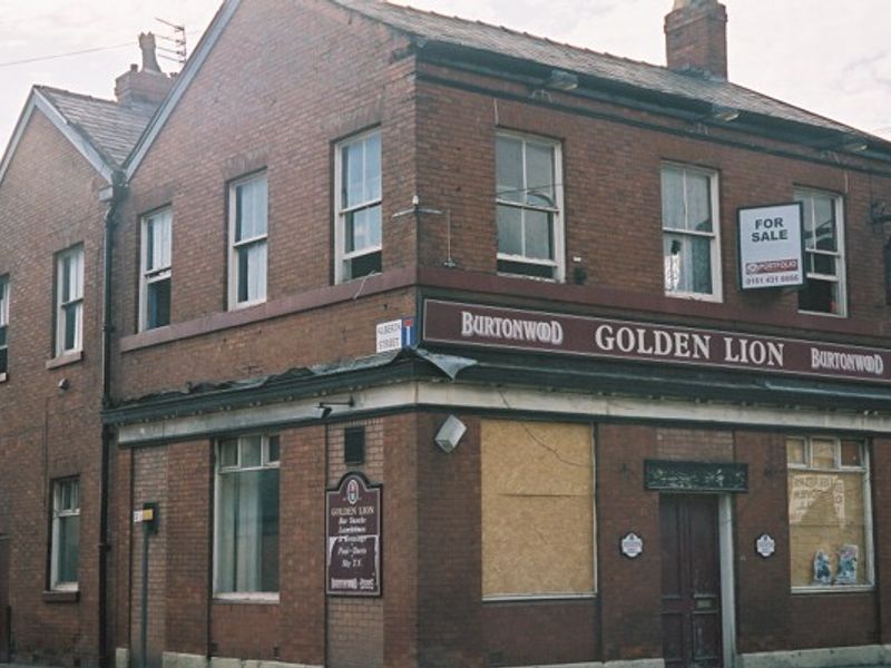 Golden Lion closed - Stockport. (Pub, External, Key). Published on 19-08-2006