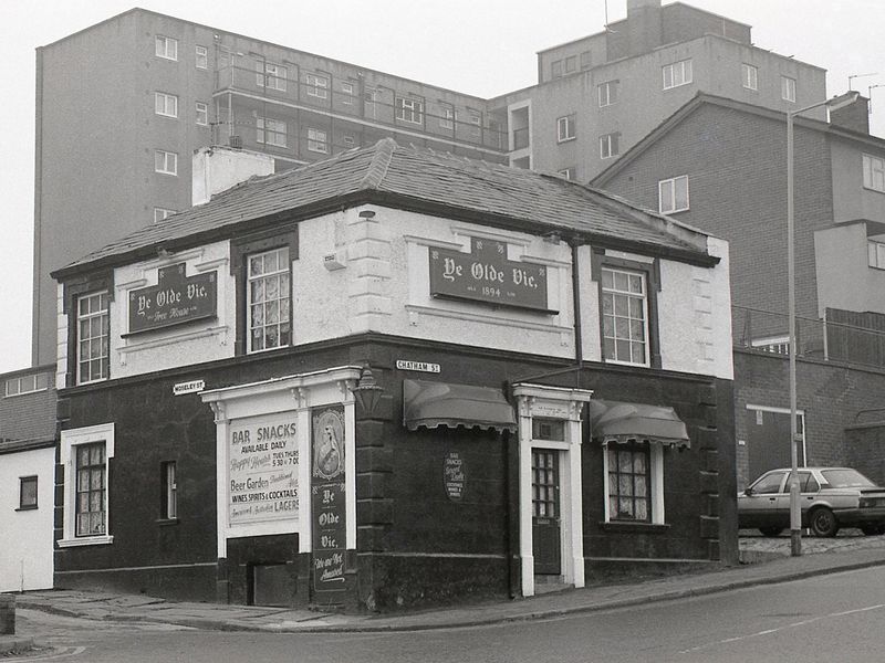 Edgeley - Olde Vic 1990. (Pub, External). Published on 08-01-2025