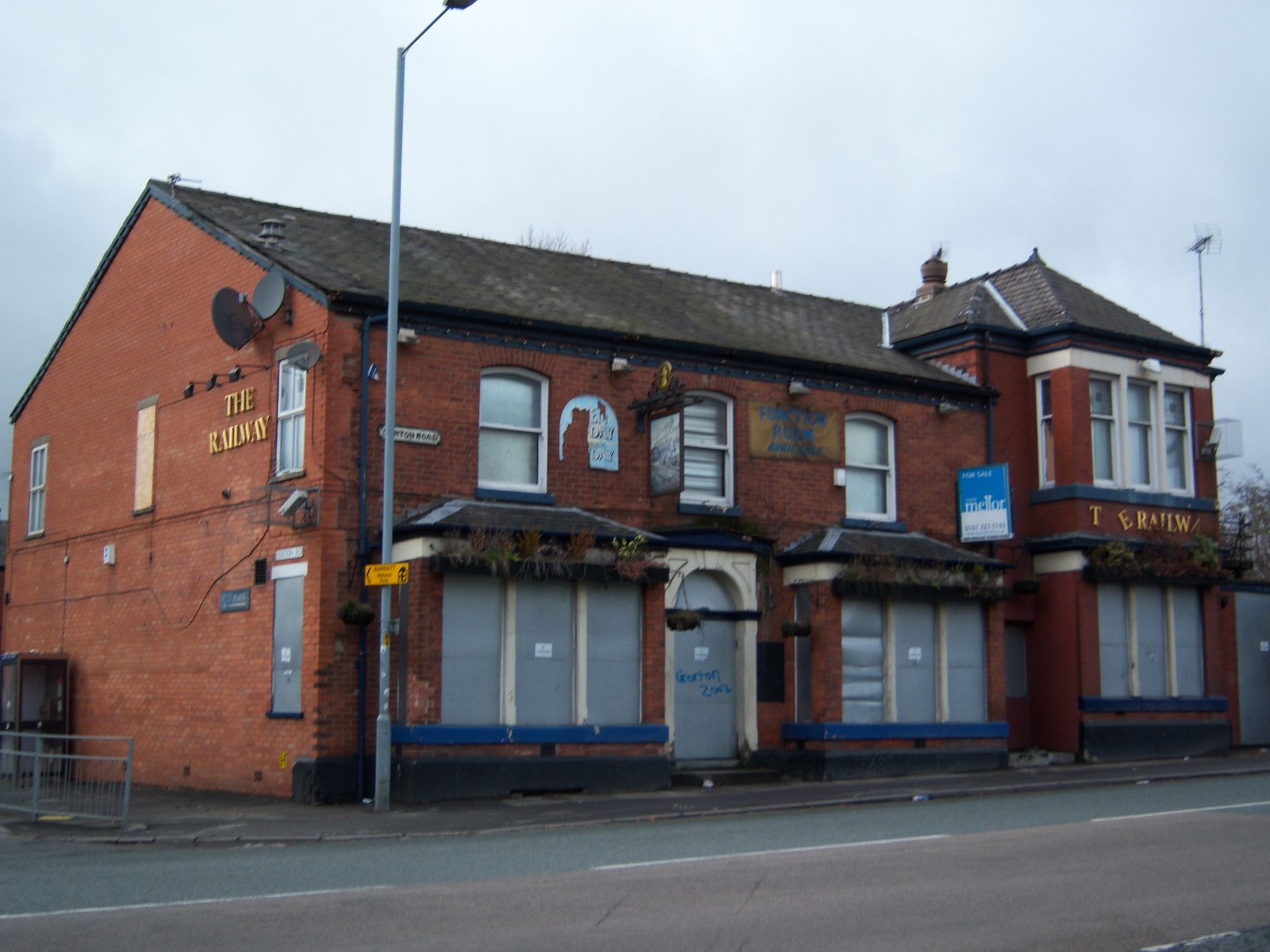Railway closed - Reddish. (Pub, External, Key). Published on 25-11-2007