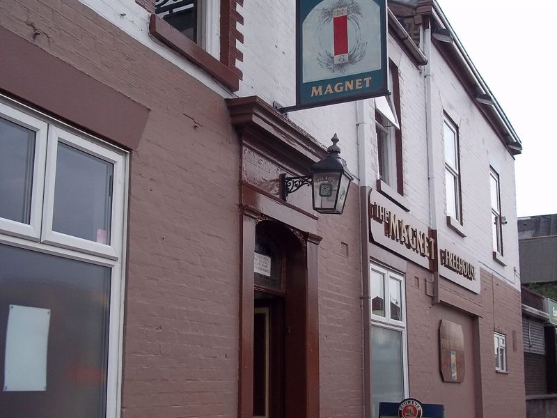 Magnet - Heaton Norris. (Pub, External). Published on 03-08-2011