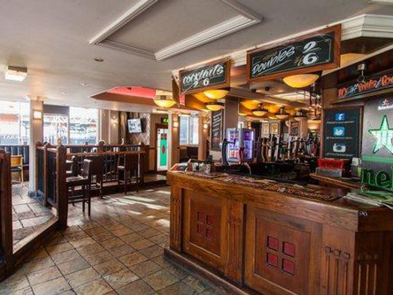 (Pub, Bar). Published on 08-04-2016