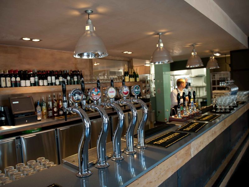 Pointing Dog interior - Cheadle Hulme 2011-07-13. (Pub, Bar). Published on 13-07-2011