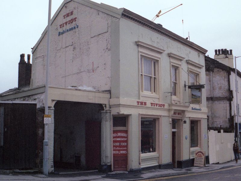 Stockport - Tiviot 1988. (Pub, External). Published on 08-01-2025