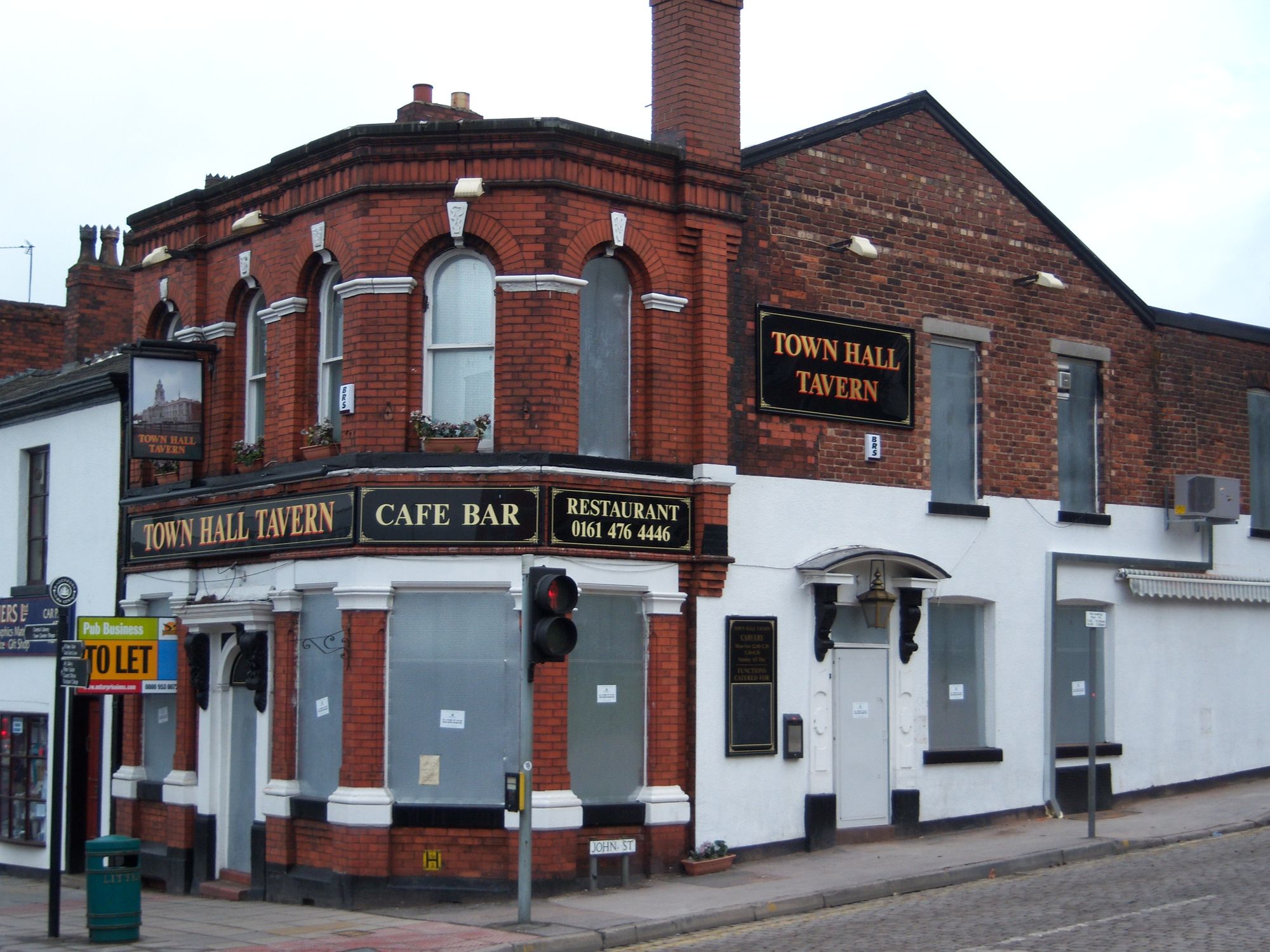 Town Hall Tavern when closed - Stockport. (Pub, External). Published on 14-03-2010