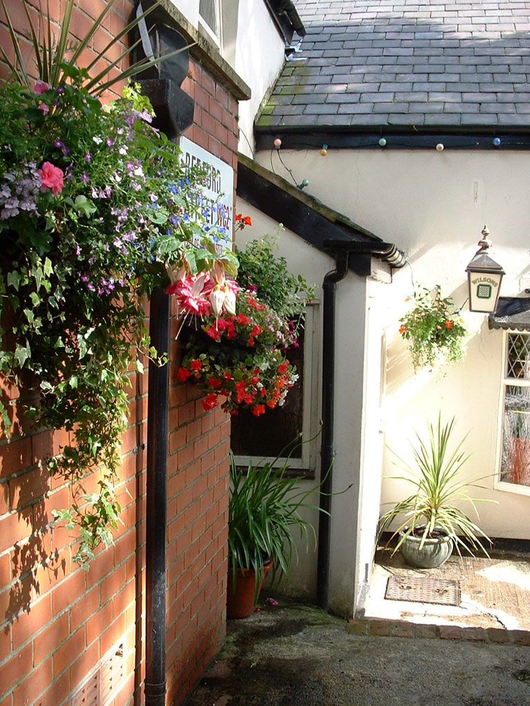 Vale Cottage entrance - Gorton. (Pub, External). Published on 04-10-2013