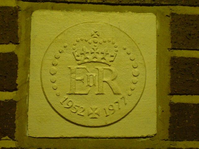 Silver Jubilee jubilee plaque in hallway - Heaton Norris. (Pub, Bar). Published on 19-09-2008