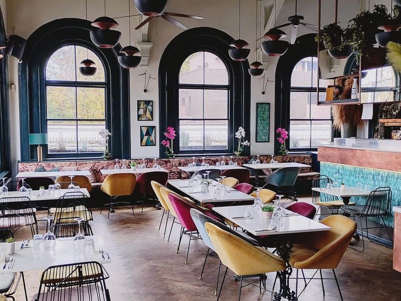 Upstairs restaurant with open kitchen. (Restaurant). Published on 29-10-2025 