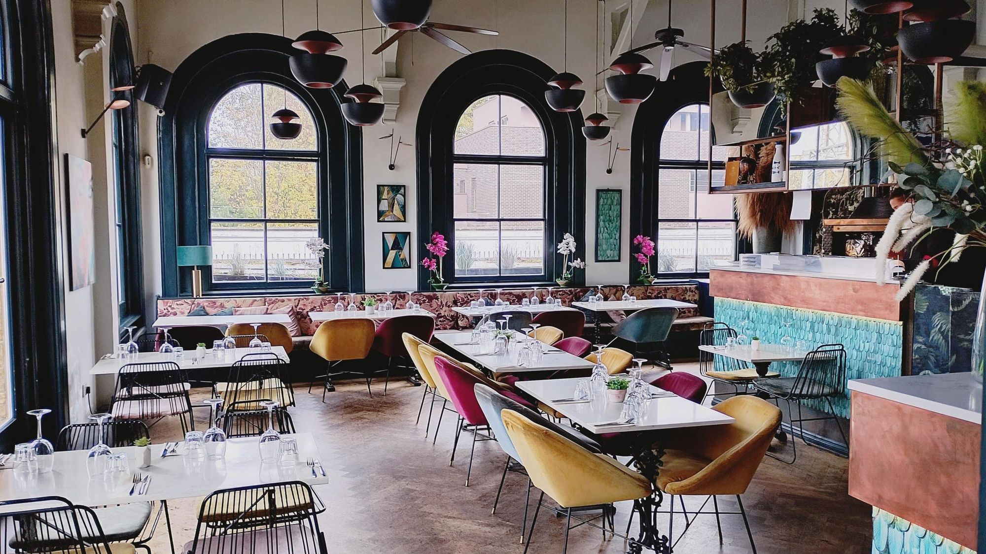 Upstairs restaurant with open kitchen. (Restaurant). Published on 29-10-2025