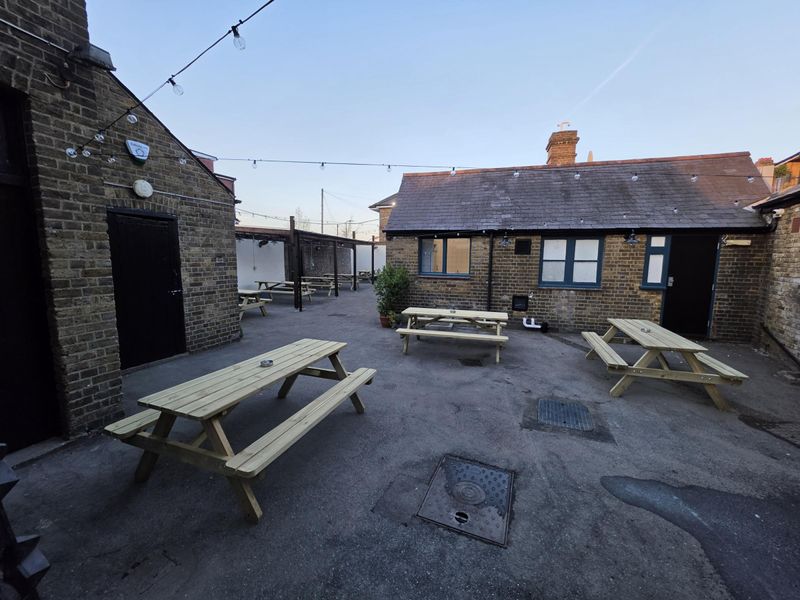 Enclosed garden area. (Garden). Published on 08-04-2026 