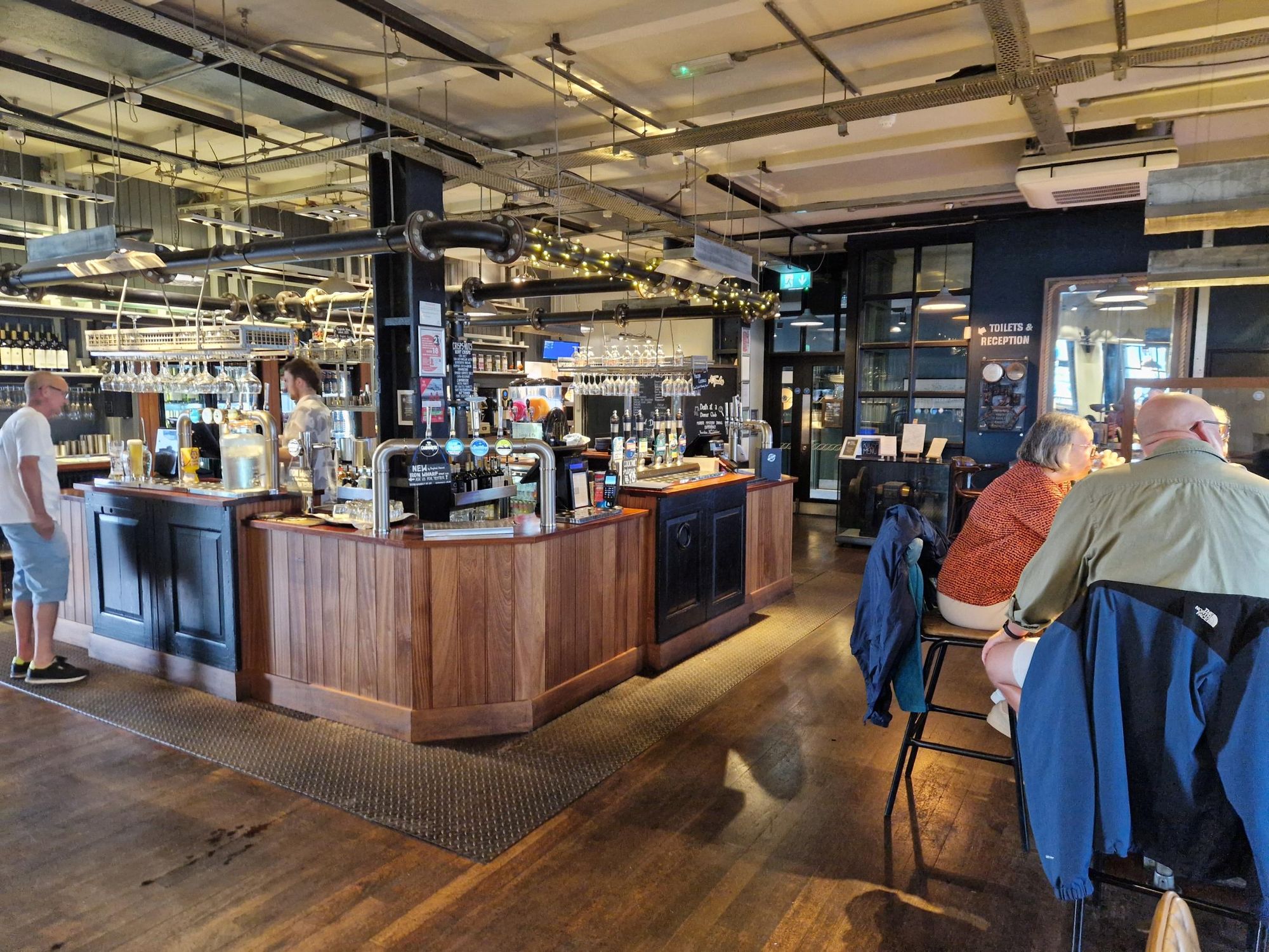 The bar floor. (Bar). Published on 19-07-2025