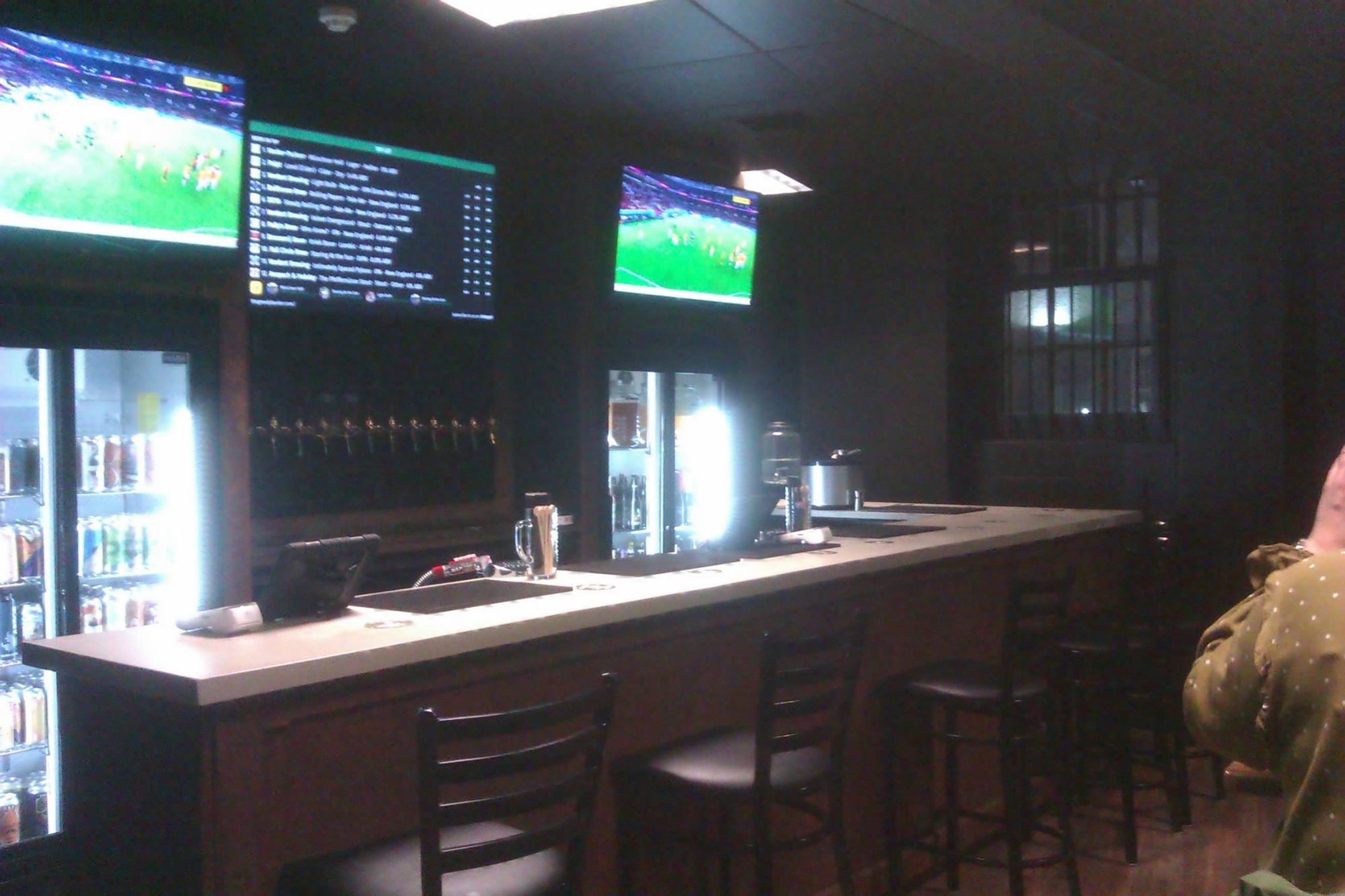 Bar counter unoccupied. (Bar). Published on 24-11-2022