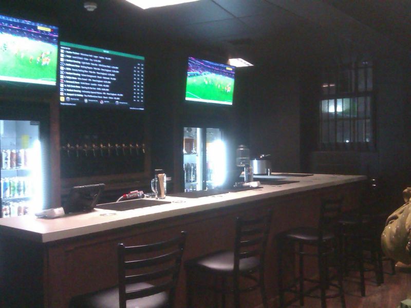 Bar counter unoccupied. (Bar). Published on 24-11-2022