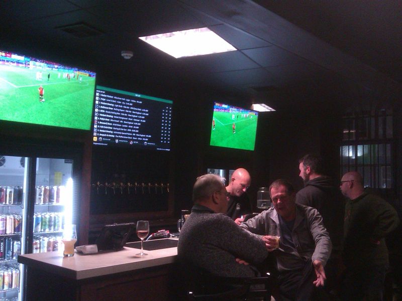 Bar counter with seats occupied. (Bar, Customers). Published on 24-11-2022