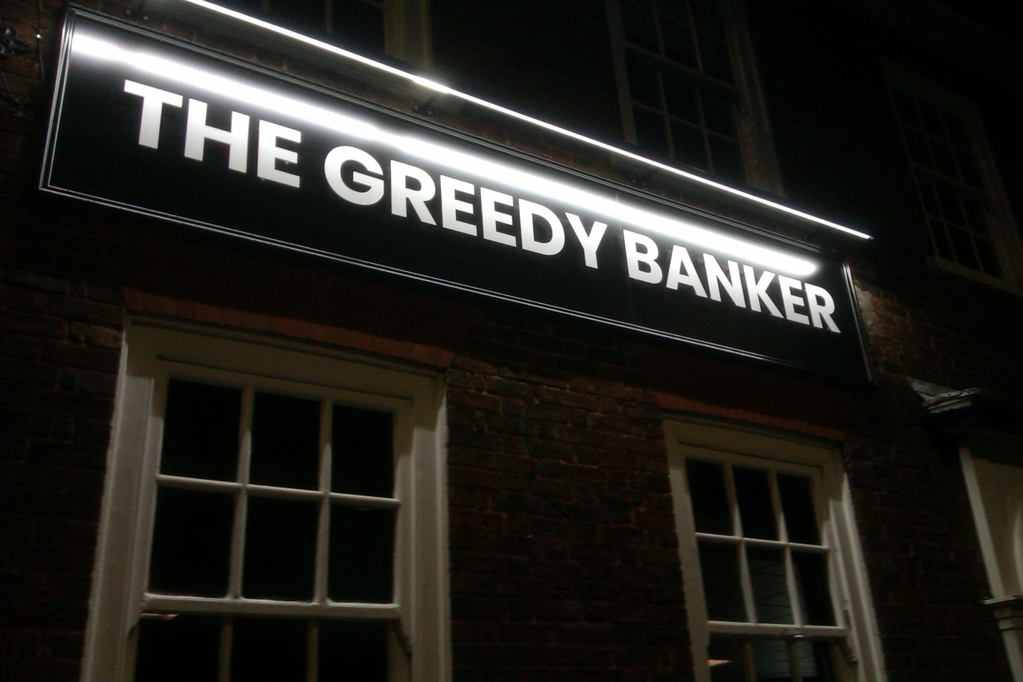Outside large front fascia pub sign. (External, Sign). Published on 24-11-2022