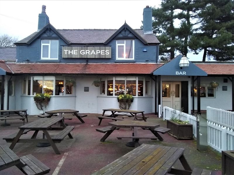 Grapes, Thornton. (Pub, External, Key). Published on 05-12-2019
