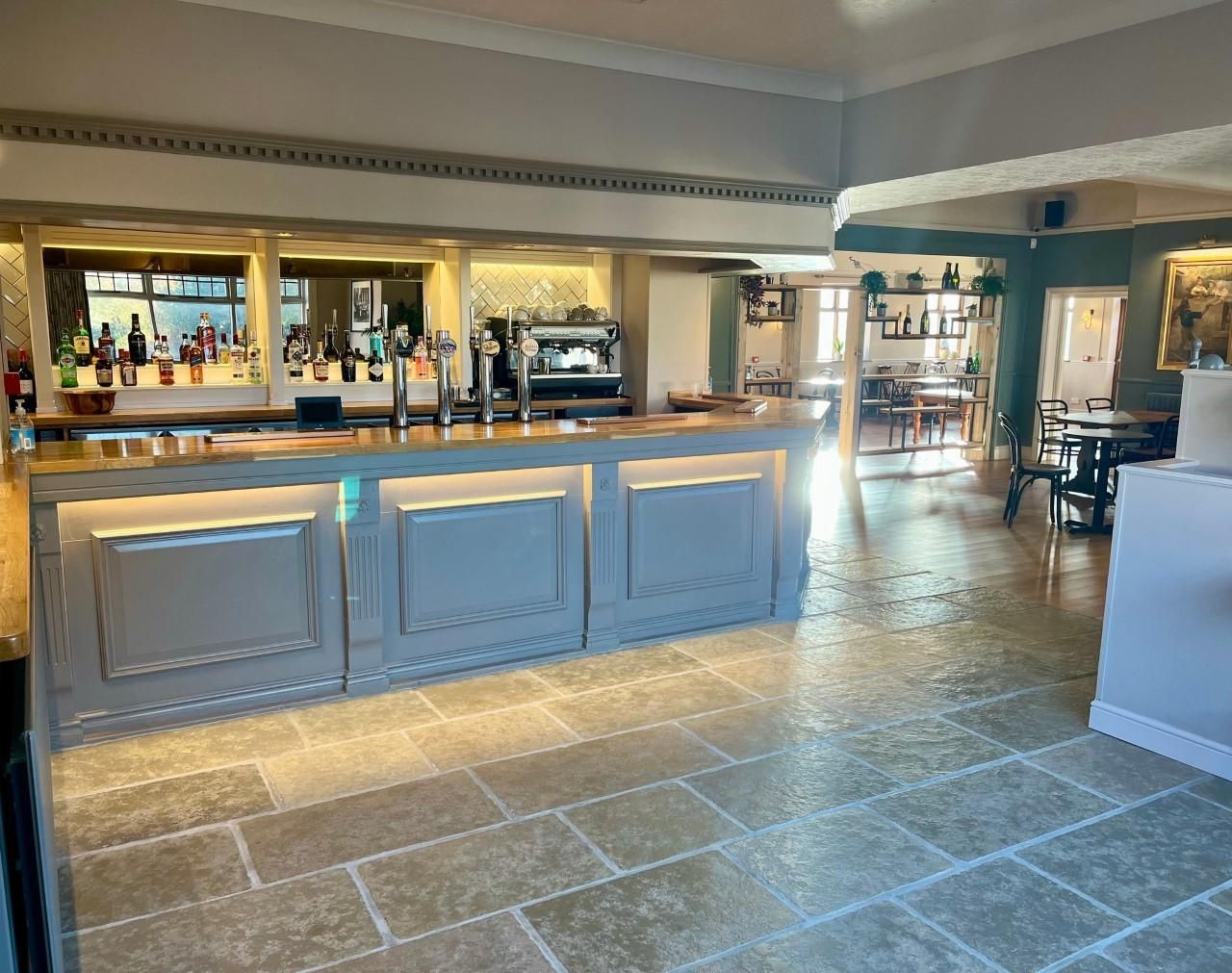 (Pub, Bar). Published on 14-06-2022