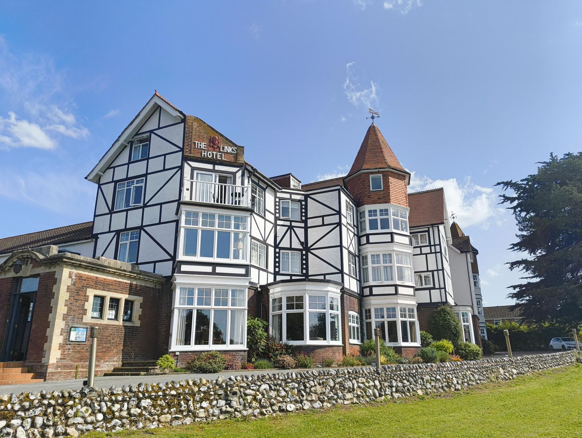 Links Hotel, West Runton. (Pub, External, Key). Published on 01-06-2025