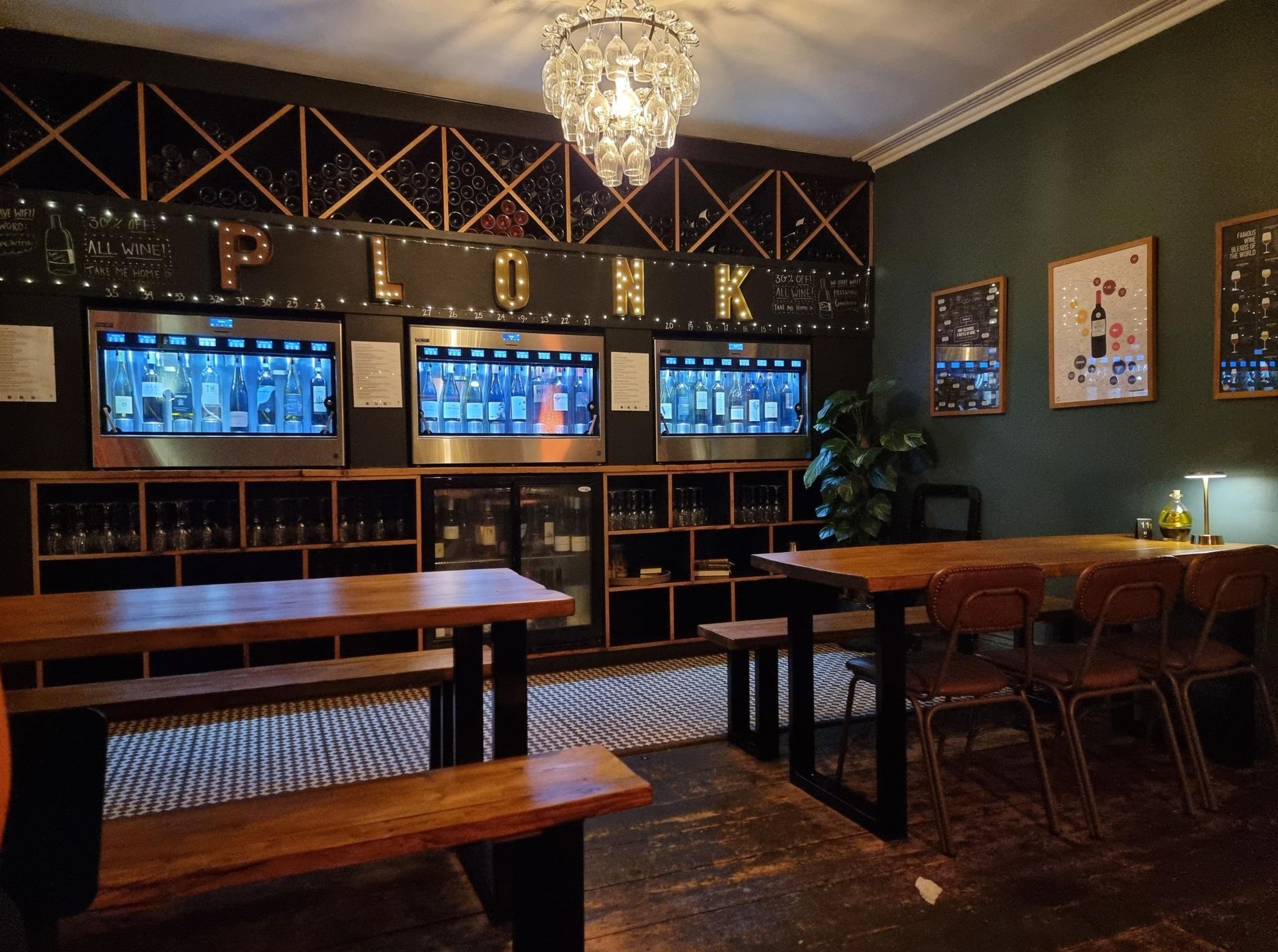 Upstairs bar and wine dispensing. (Bar, Key). Published on 01-05-2025