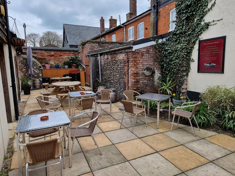 Cock, Dereham - patio garden. (External). Published on 01-04-2023 