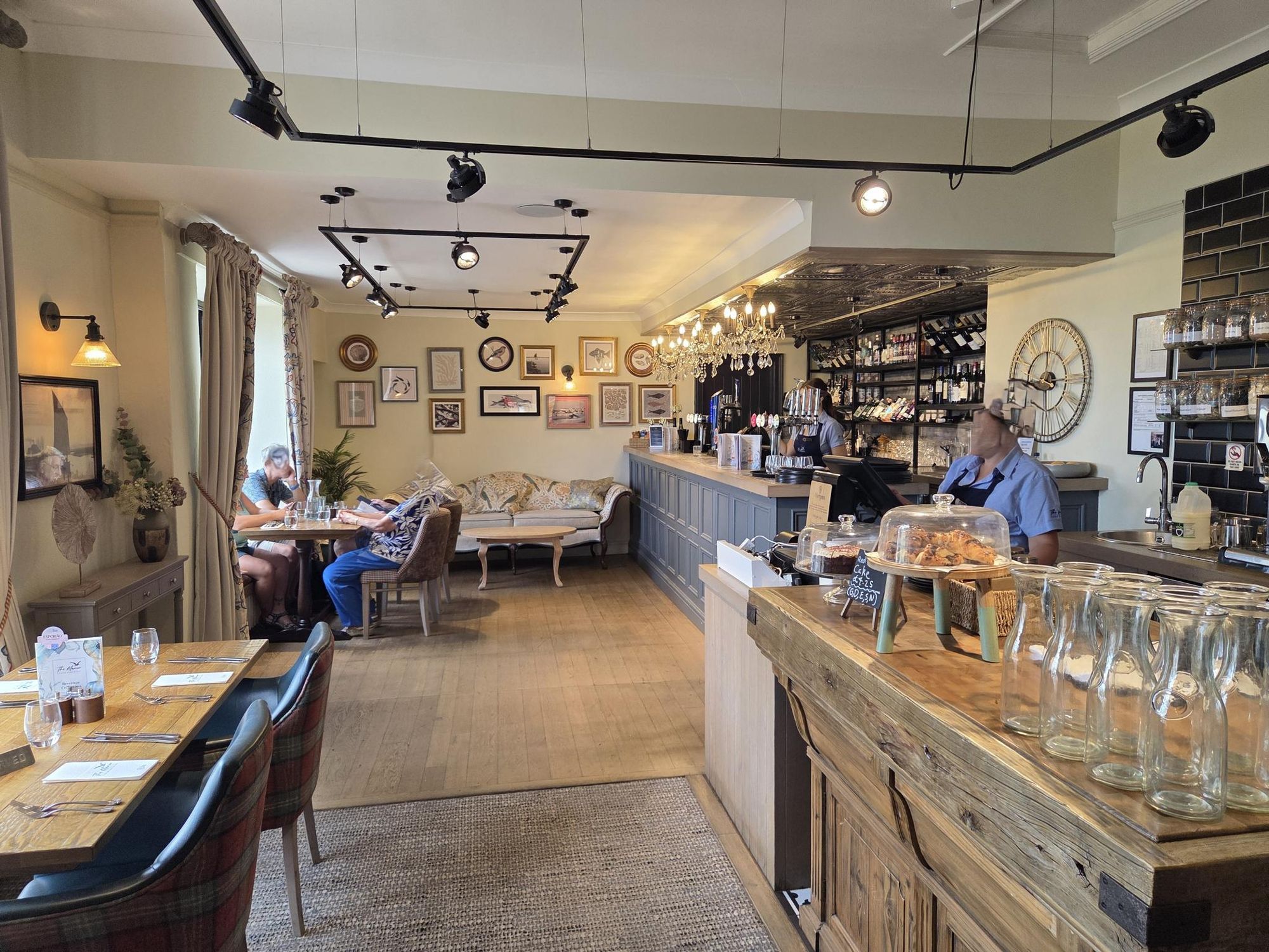 Bar. (Bar). Published on 01-07-2026
