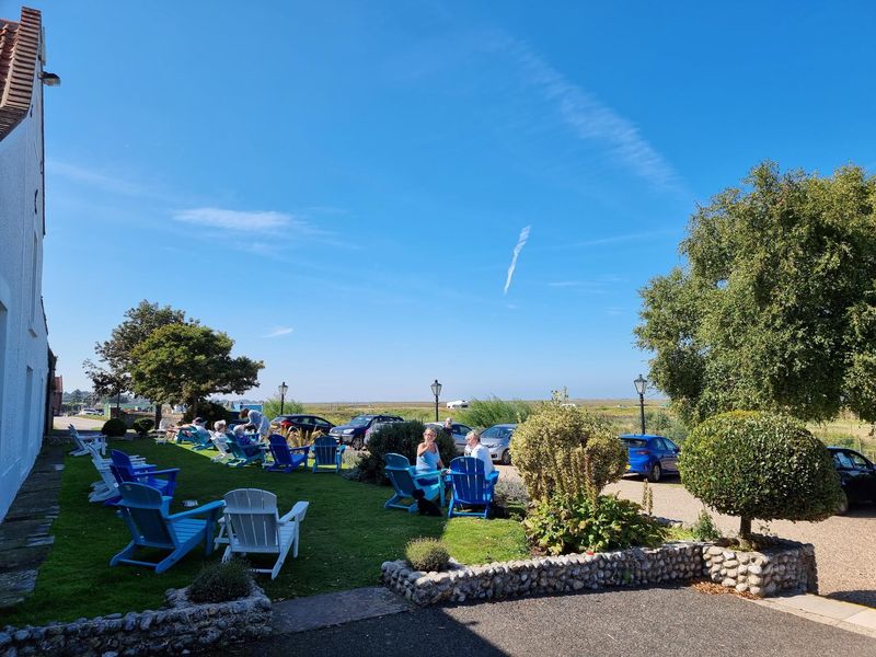 Seating and view. (Garden). Published on 01-09-2023