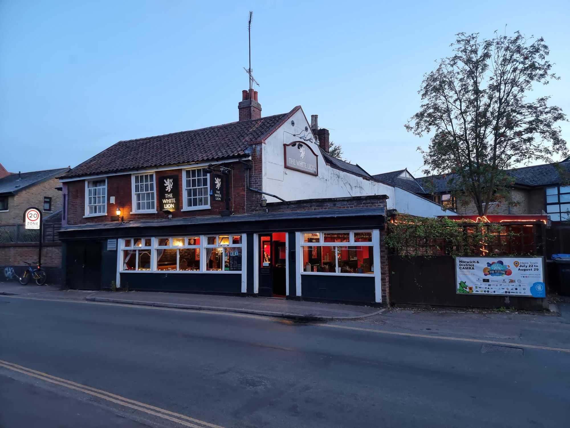 White Lion at night. (Pub, External). Published on 01-07-2022
