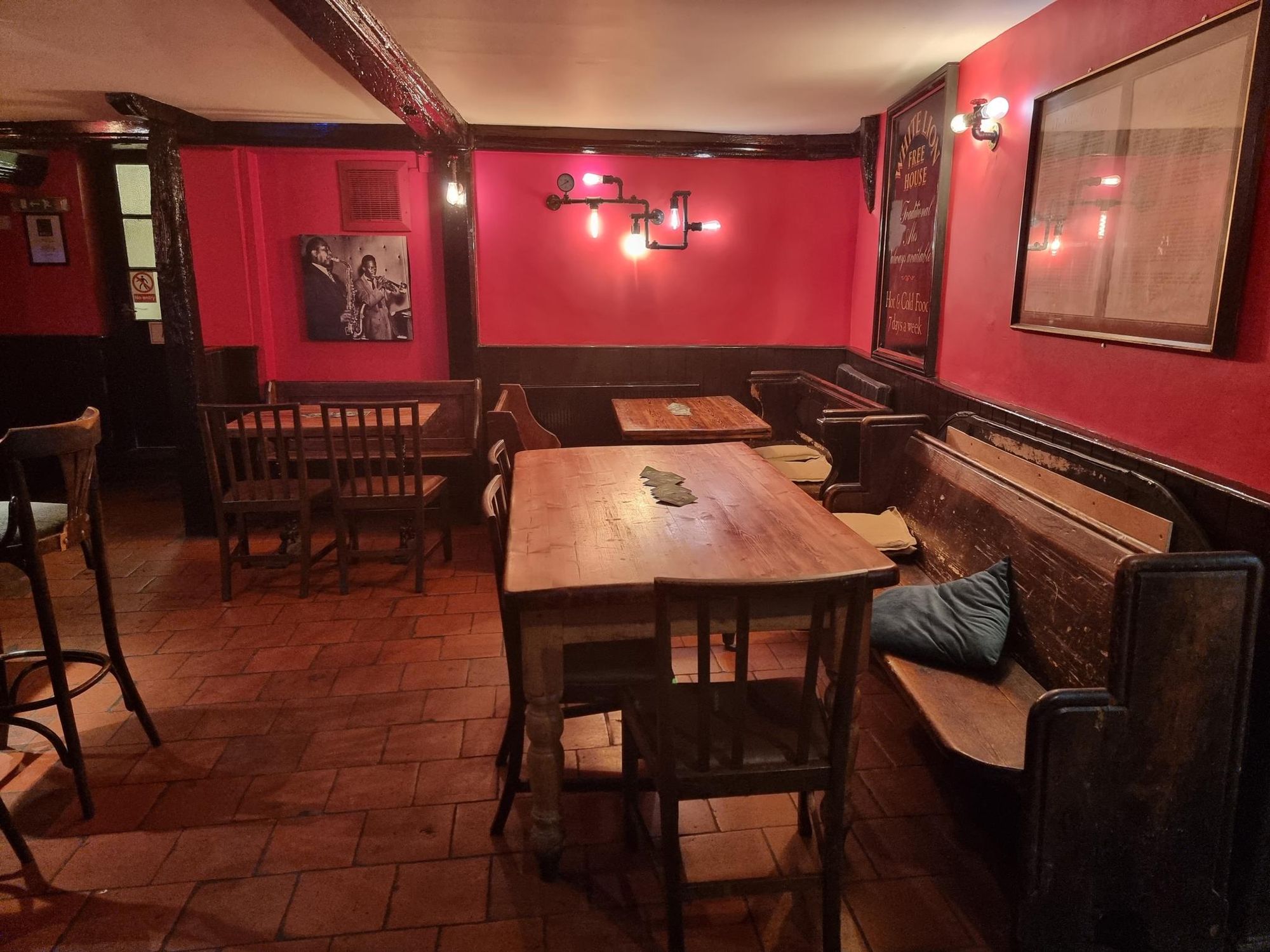 Middle bar. (Bar). Published on 01-06-2025