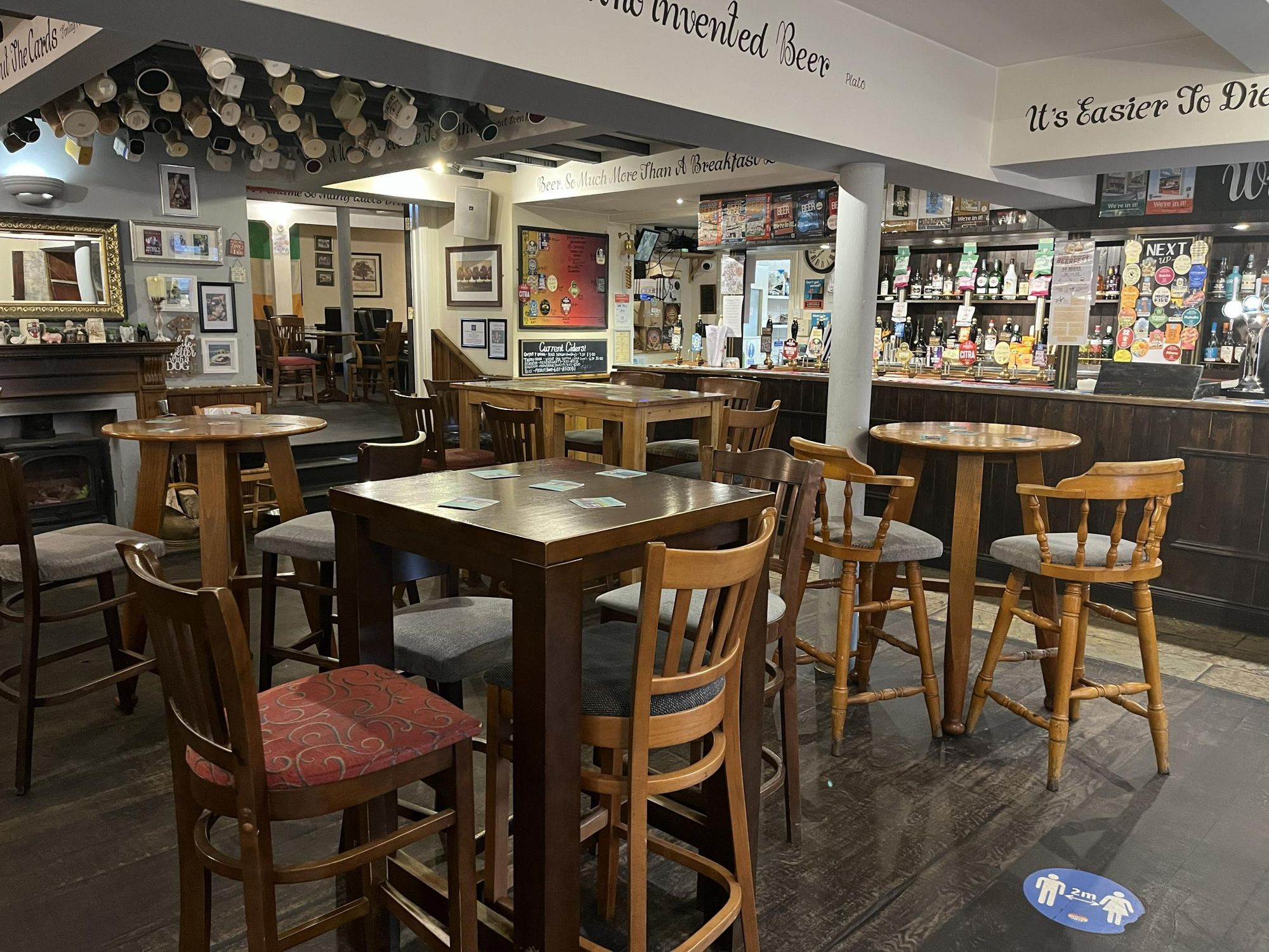 Main bar and seating. (Pub, Bar). Published on 26-02-2026