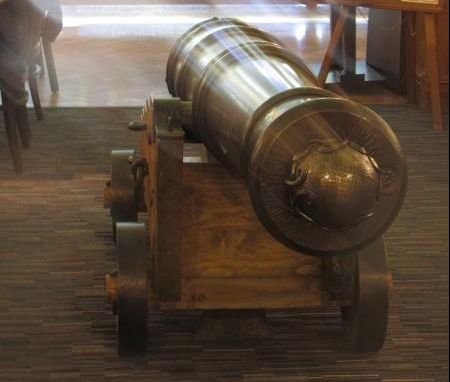 Cannon in front of bar. (Pub). Published on 28-04-2014