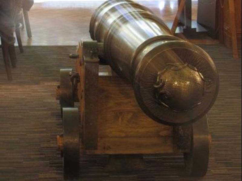Cannon in front of bar. (Pub). Published on 28-04-2014