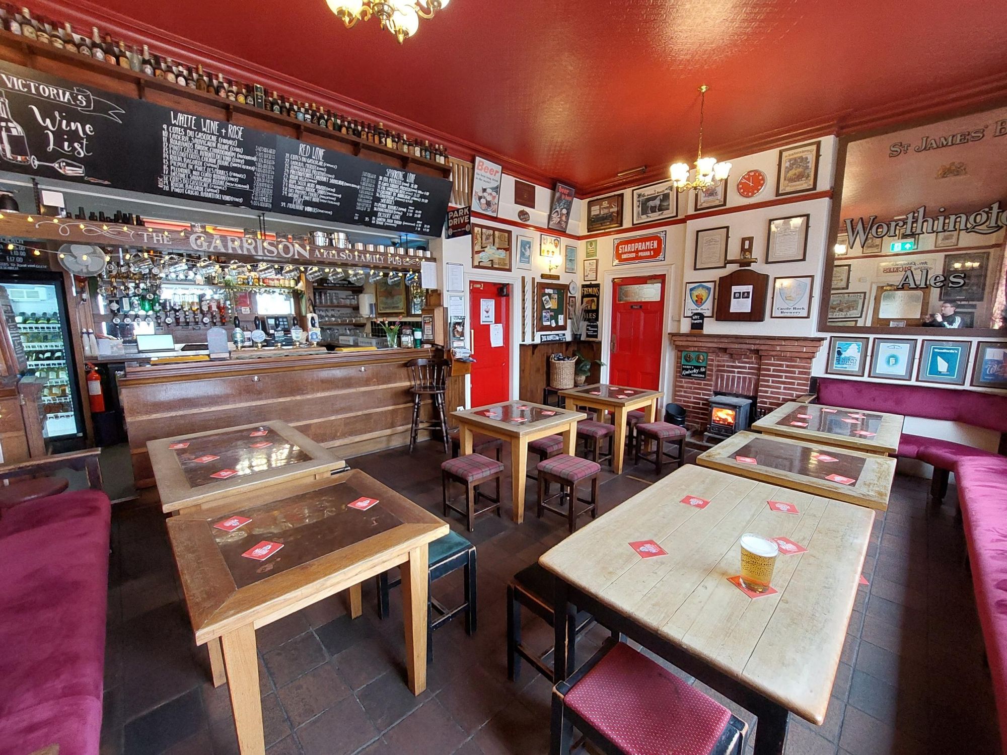 Red room bar and seating. (Bar). Published on 30-03-2026