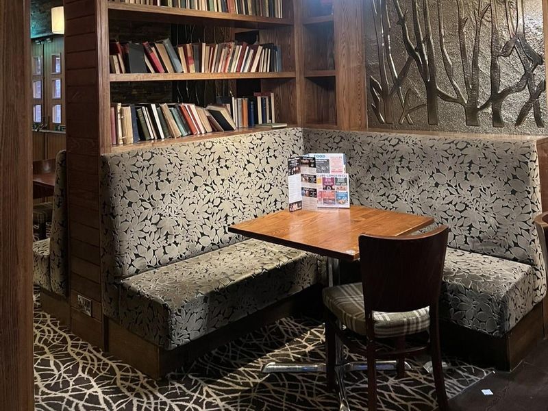 Seating area with bookshelf. (Pub). Published on 30-03-2026 