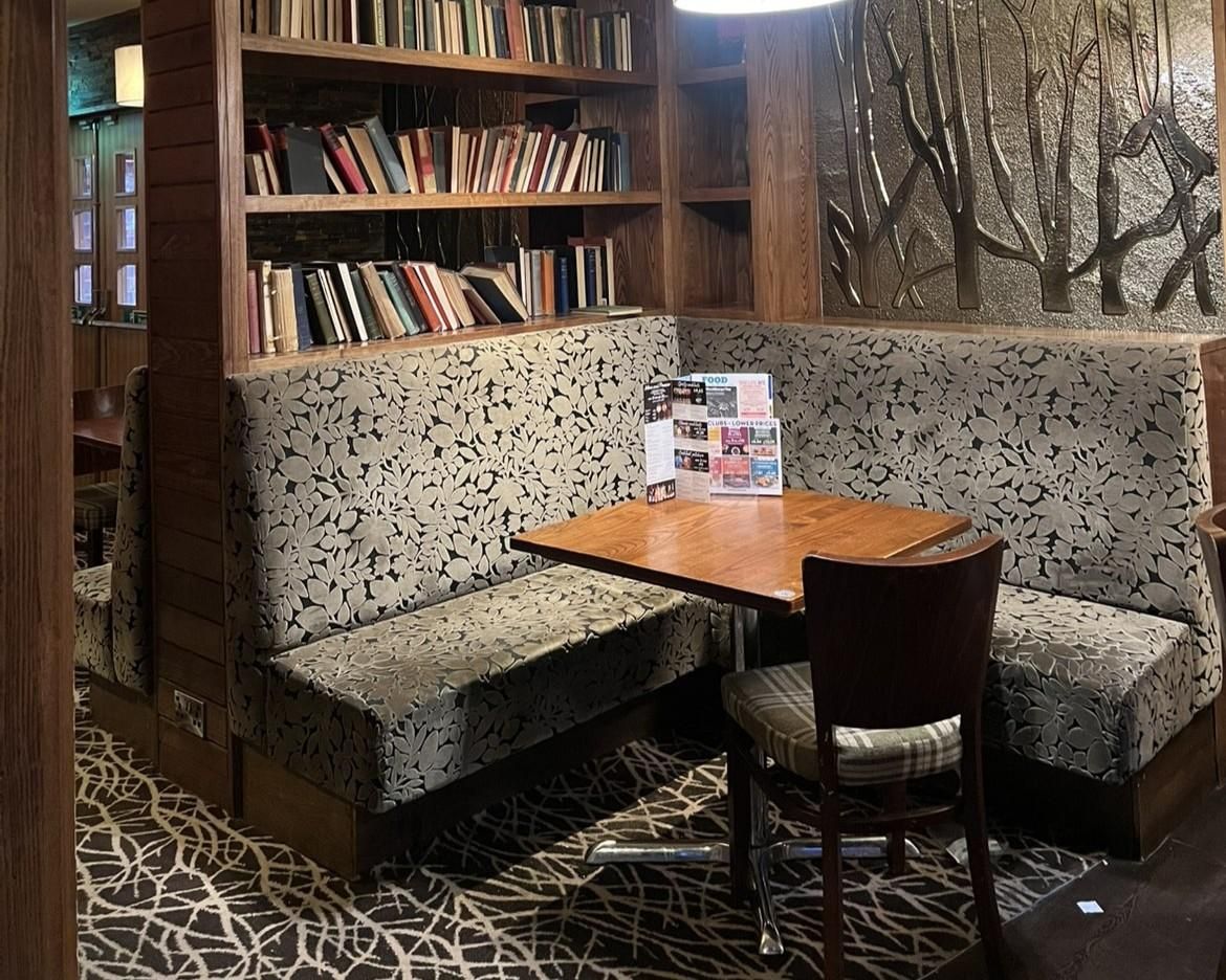 Seating area with bookshelf. (Pub). Published on 30-03-2026